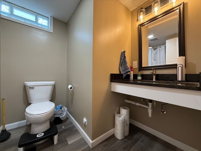 Building Photo - Stunning 5 Bed 2 Bath House Located in the...