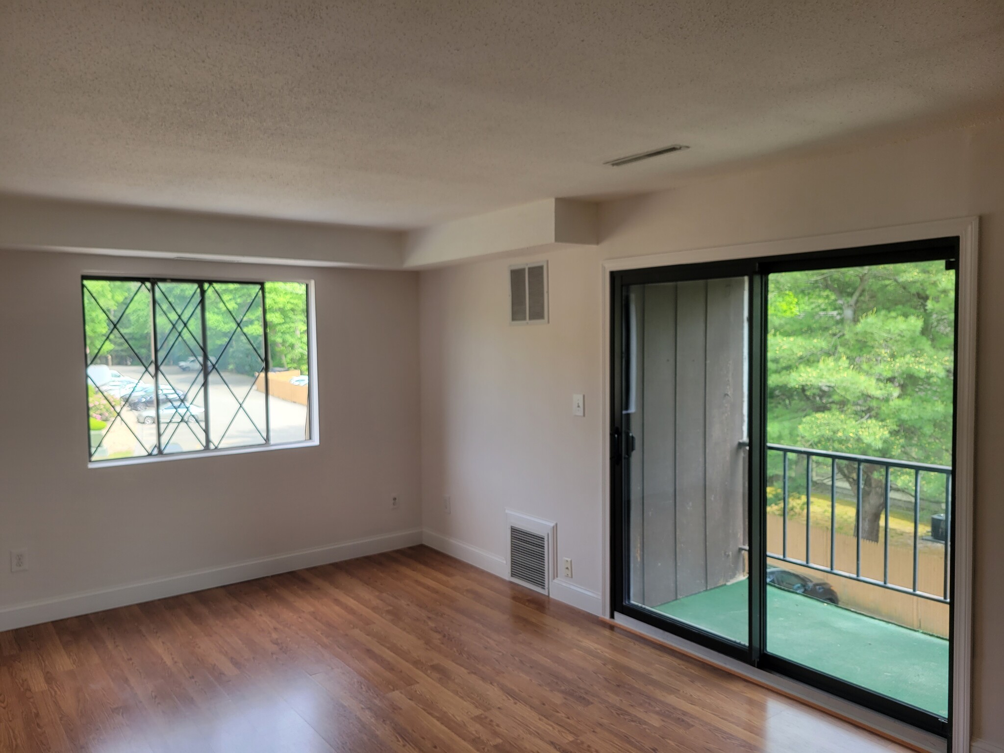 Building Photo - 1 Greenbriar Dr