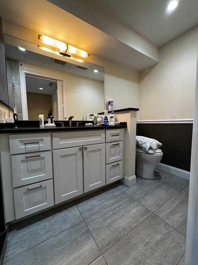 Building Photo - 1 bed 1.5 bath with roof deck, no undergrads, central air, W/D in unit