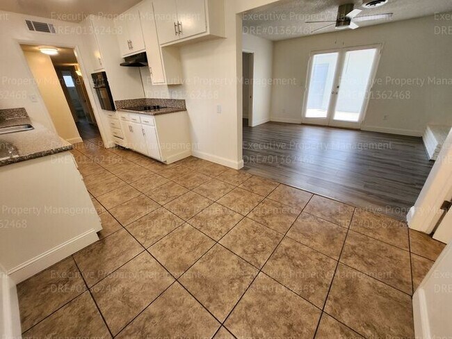 Building Photo - 3 bedroom/ 2 bathroom home located near th...