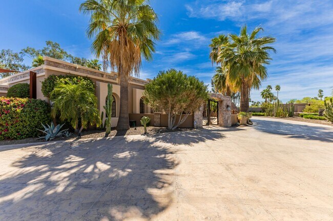 Building Photo - STUNNING. MODERN LUXURY OASIS In Scottsdale- 4 Bed/3 Bath plus Casita
