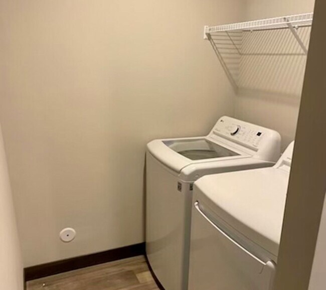 Building Photo - 6-Bed, 2-Bath Top Duplex