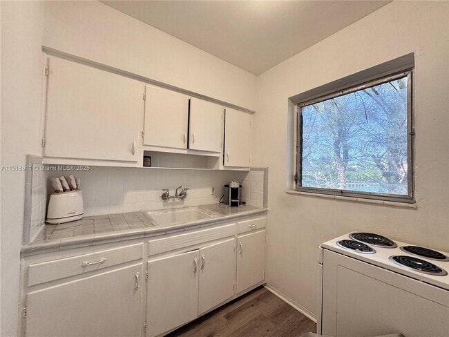 Building Photo - 4740 Pine Tree Dr