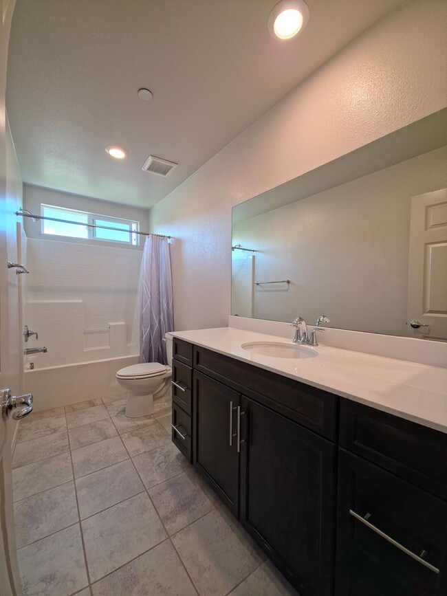 Building Photo - MOVE-IN READY - Upgraded 5+4 in Simi w/mou...