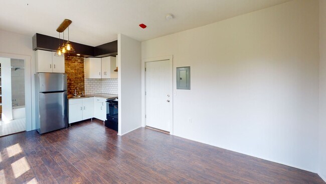 Building Photo - 108 S Hosmer St