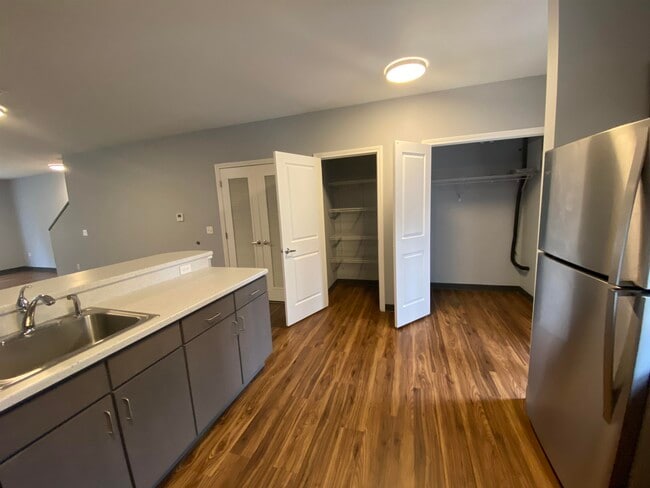 Building Photo - 27 E Ridge Dr