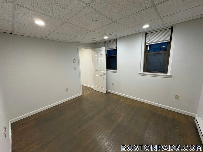 Building Photo - 77 Park Dr