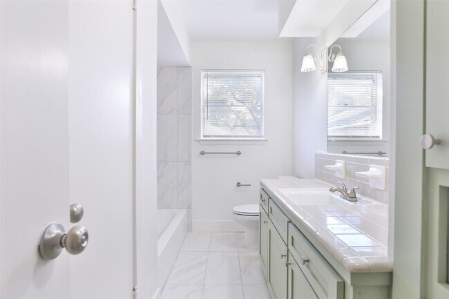 Building Photo - 606 Venice St