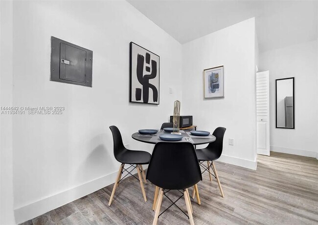 Building Photo - 1029 SW 5th St