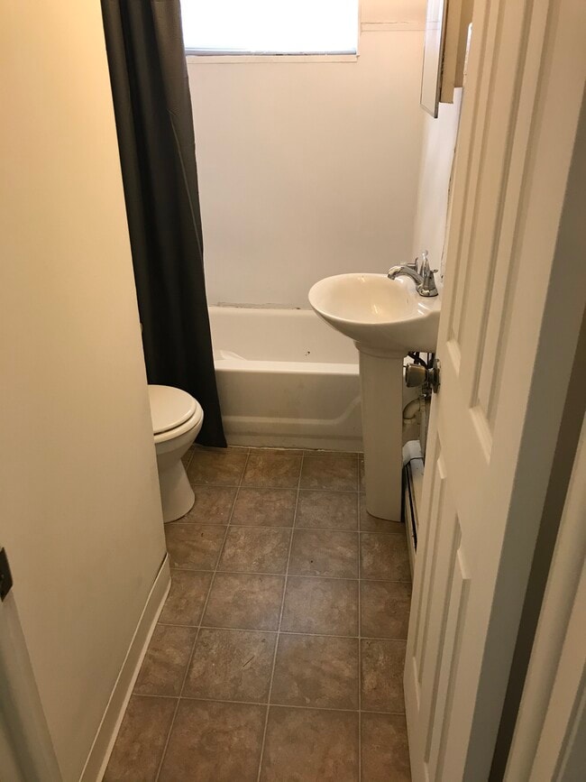 Building Photo - 105 NW College Ave