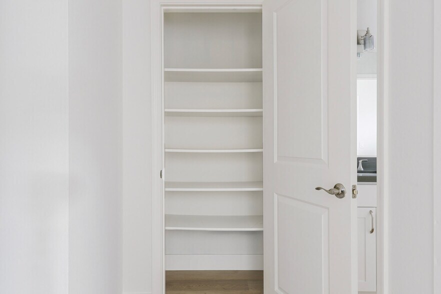 Building Photo - 848 Jordan Ave