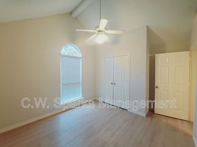 Building Photo - 902 Sunpoint Cir