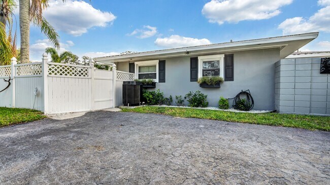 Building Photo - Executive Style Pool Home, 4br/2ba Home Av...