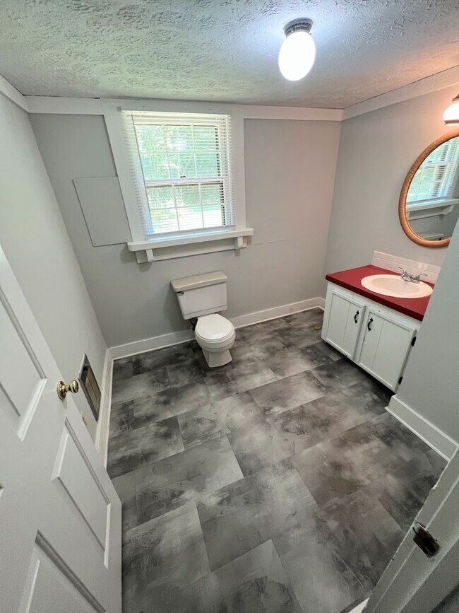 Building Photo - 4 Bedroom Home in Lynchburg