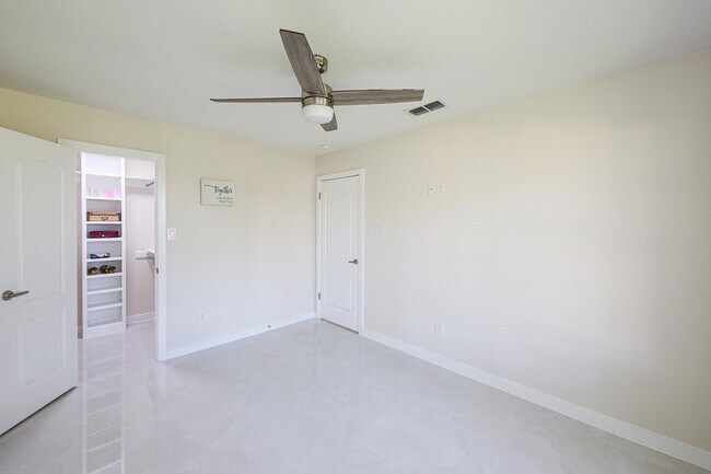 Building Photo - 209 Green Jay Ln