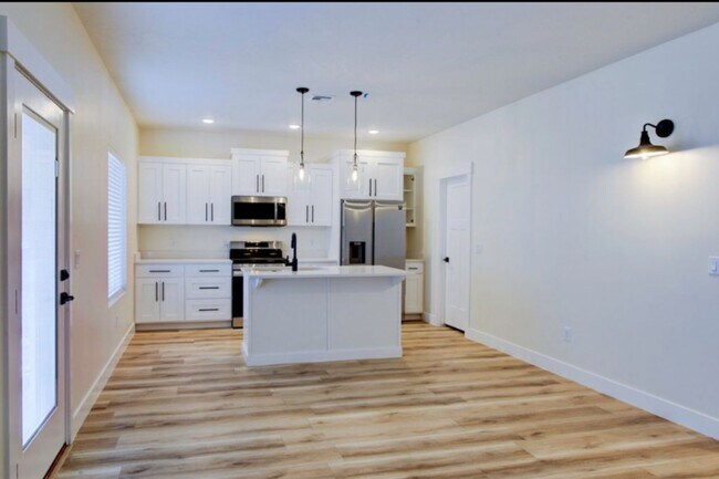 Building Photo - Cross Hollow Home