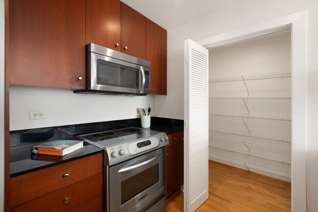 Building Photo - Great natural light in a large condo near ...
