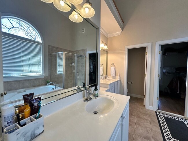 Building Photo - Stunning 5 bedroom 3 bath Carrboro Home with Fenced Yard and Hot Tub!