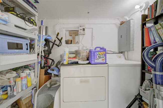 Building Photo - 6433 SW 25th St