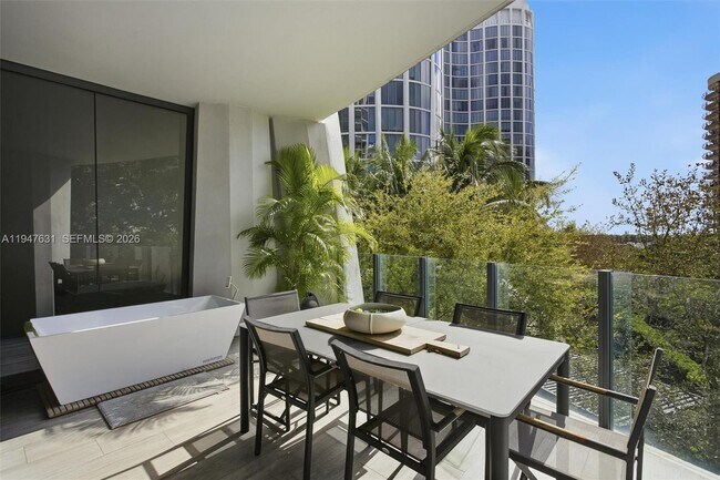 Building Photo - 2831 S Bayshore Dr