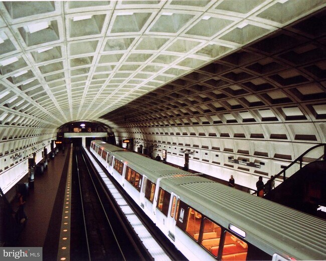 Building Photo - 2438 S Walter Reed Dr