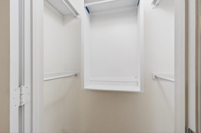 Building Photo - 3939 NE 5th Ave