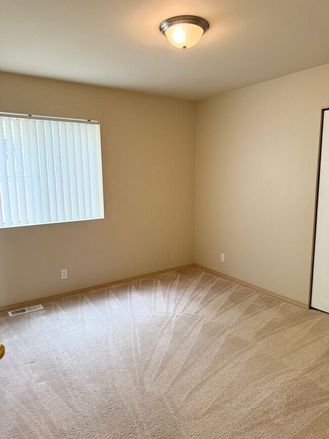 Building Photo - 5 Bedroom 2.5 Bath plus Bonus Room in East...