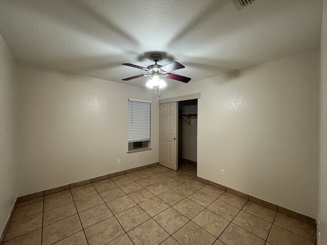 Building Photo - 2846 Blue Grass Dr
