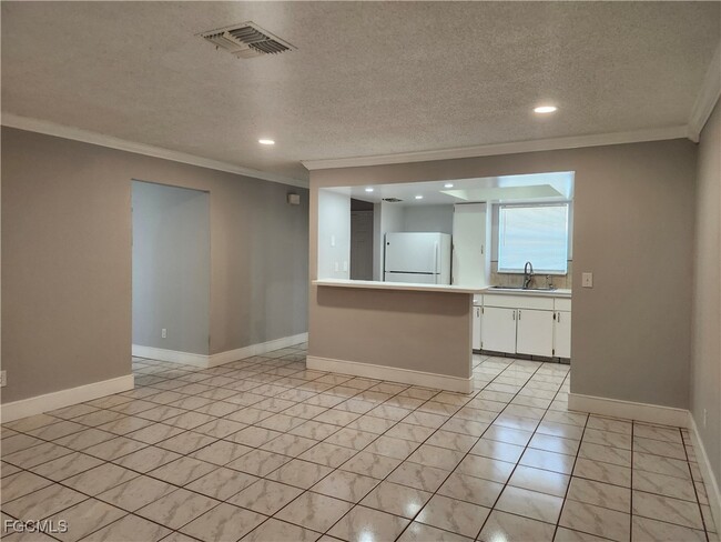 Building Photo - 1111 SE 9th Ct