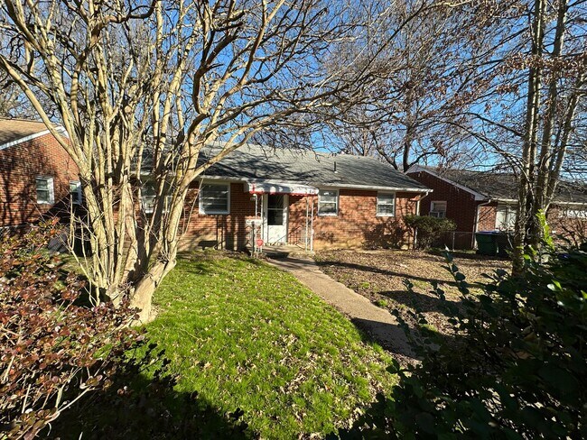 Building Photo - 3 bedroom house in Fulton Hill! Laundry, Central HVAC All electric, big fenced yard, hardwoods