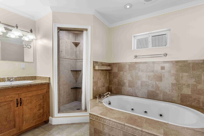 Building Photo - 7211 Bay Crest Rd