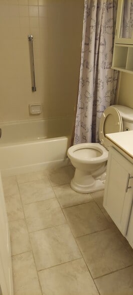 Building Photo - 7430 Lake Breeze Dr