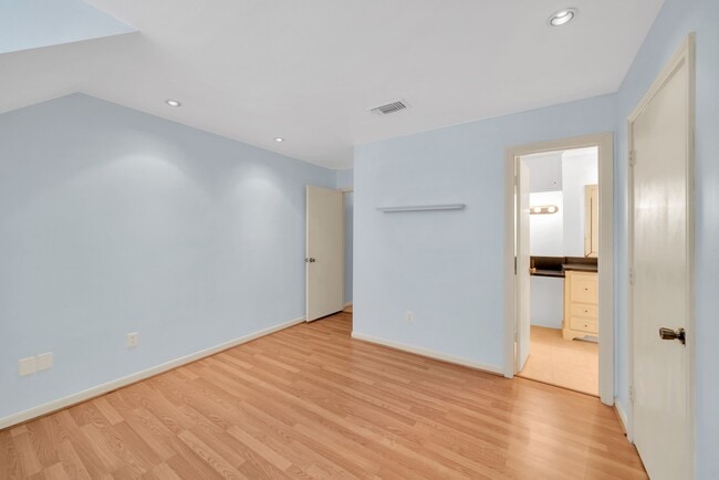 Building Photo - 2244 Sul Ross St