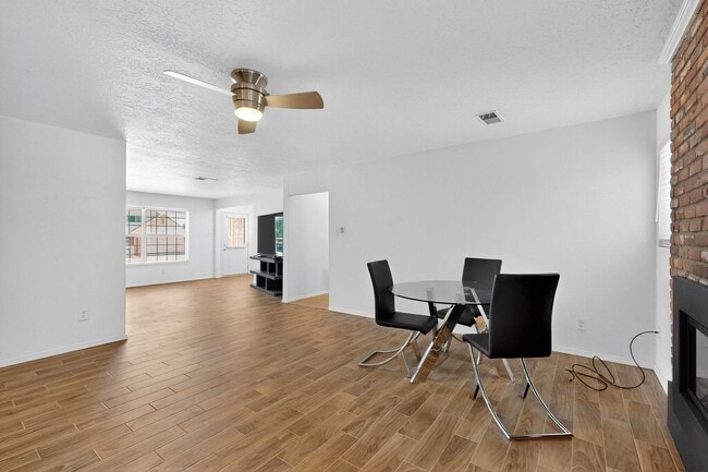 Building Photo - 3 Bedroom 2 Bath with 2 car garage