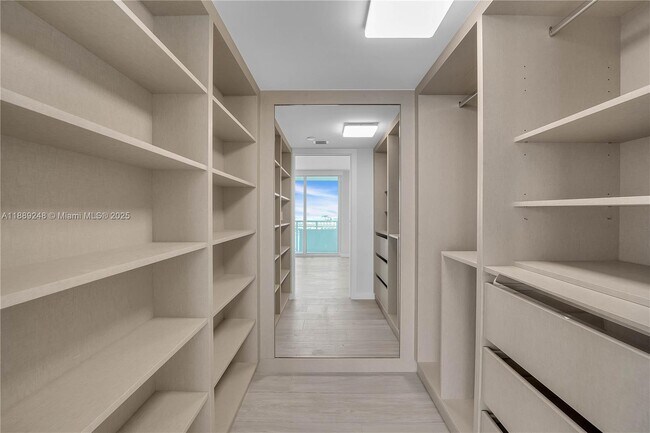 Building Photo - 400 South Pointe Dr