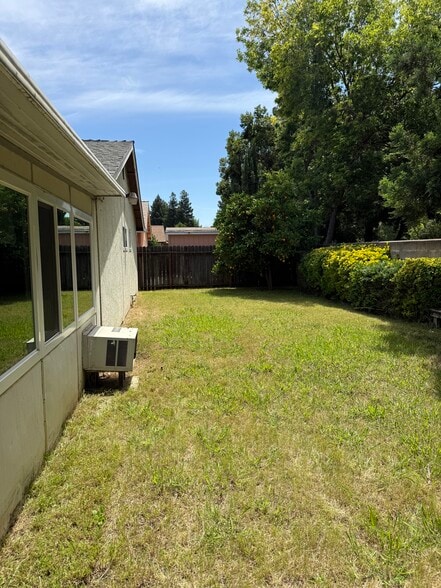 Building Photo - 8944 Canberra Dr