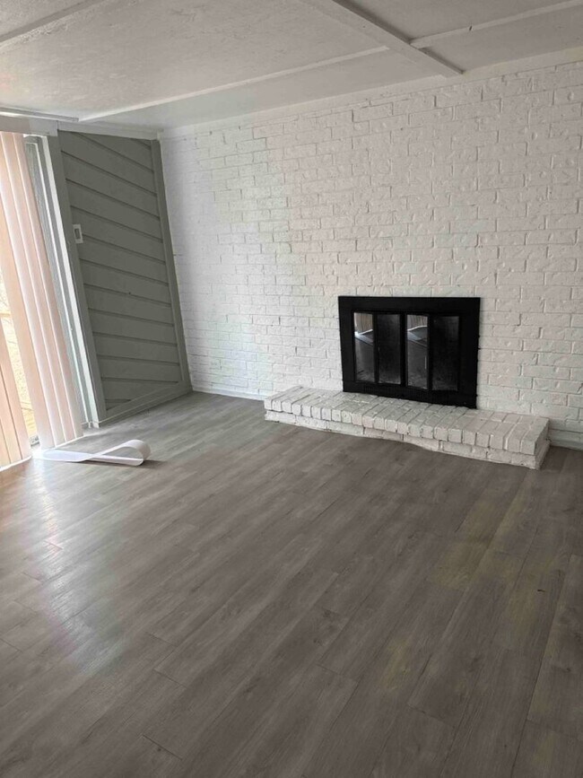 Building Photo - For Sale or Lease