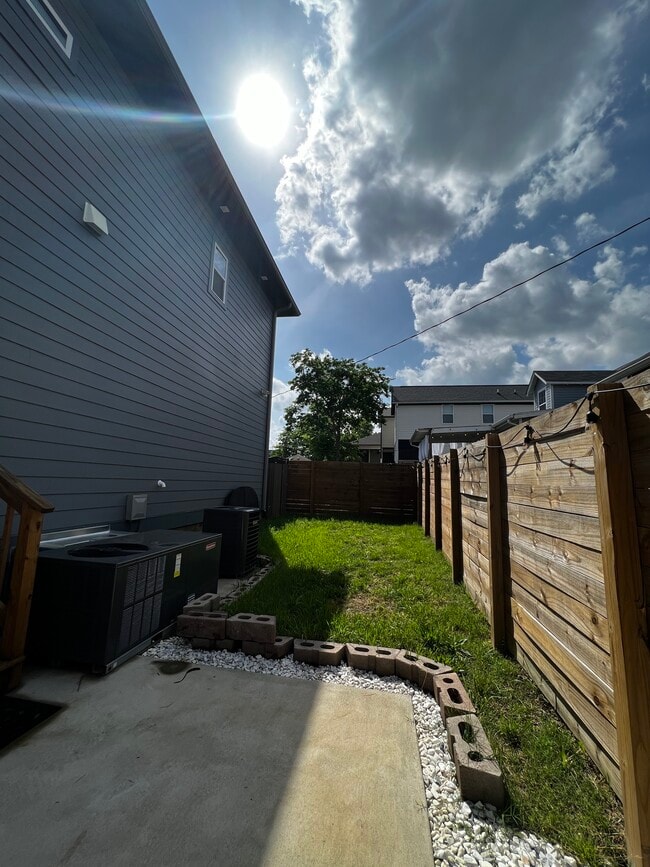 Building Photo - 1072 Zophi St