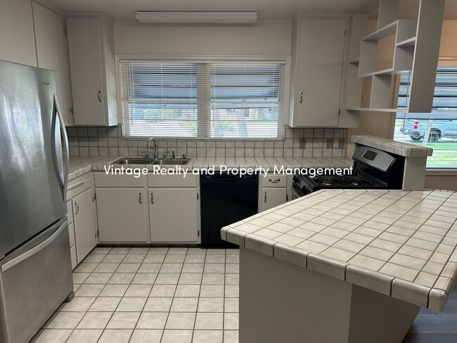 Building Photo - First Time On The Rental Market! Single St...