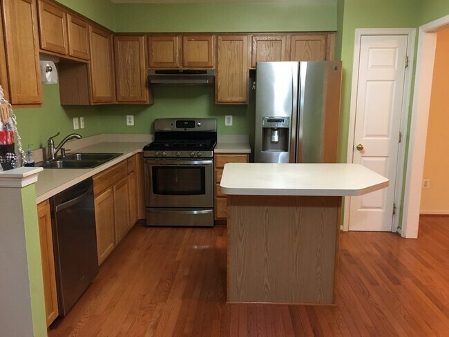 Building Photo - SPACIOUS TOWNHOUSE IN GERMANTOWN