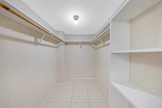 Building Photo - 2601 S Palm Aire Dr