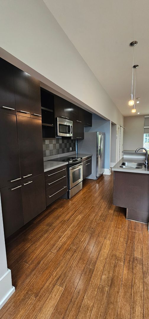 Building Photo - Contemporary Townhome East side of Downtow...