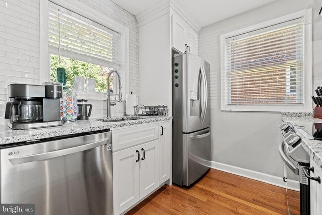 Building Photo - 110 E Rosemont Ave