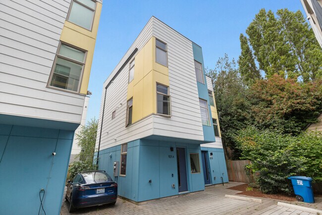 Building Photo - 913 10th Ave E