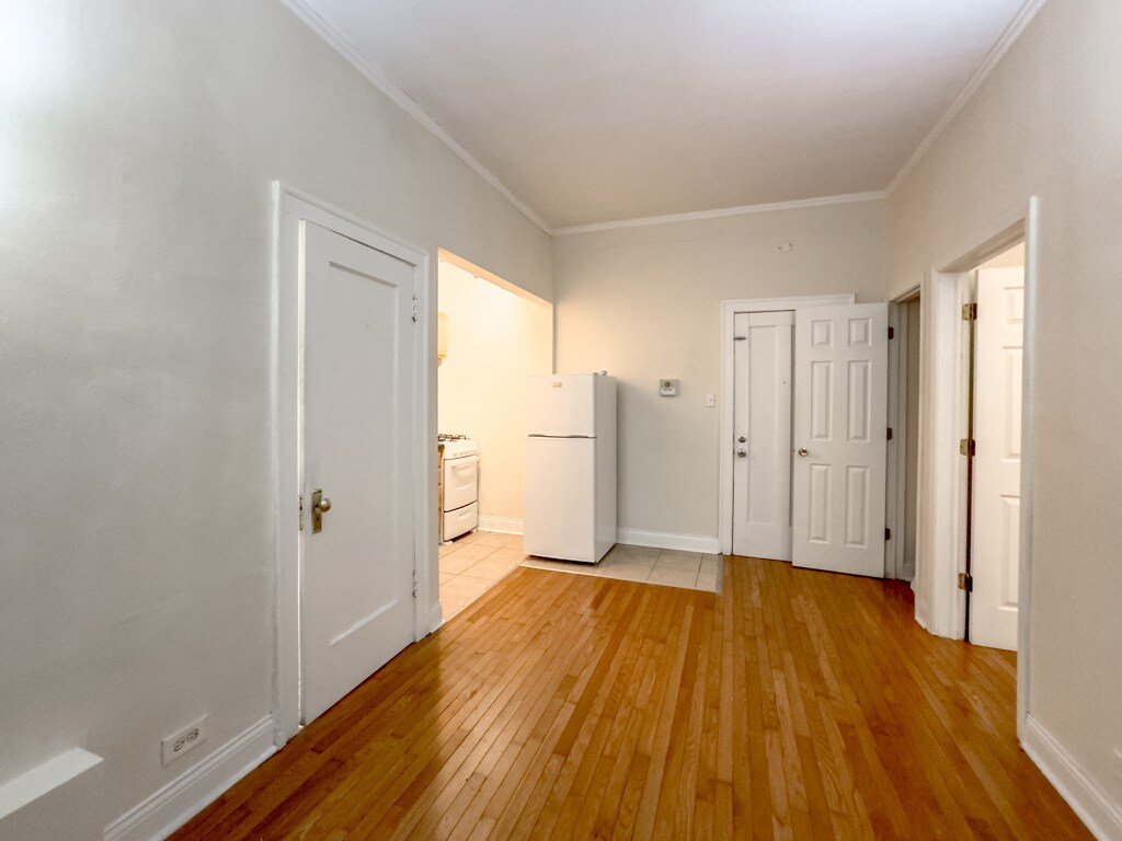 Building Photo - 4752 N Paulina St