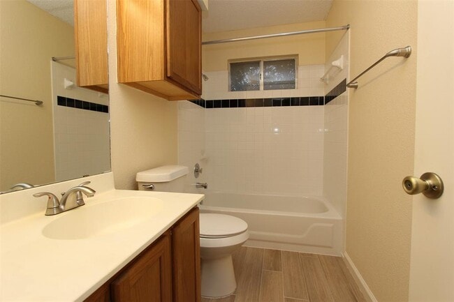 Building Photo - 15301 Ecorio Dr