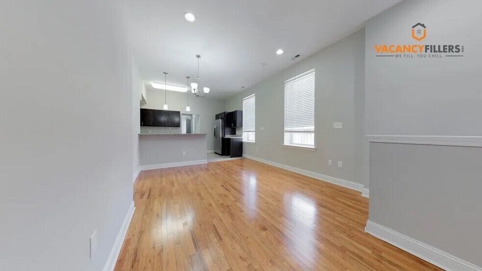 Building Photo - 17 E 21st St