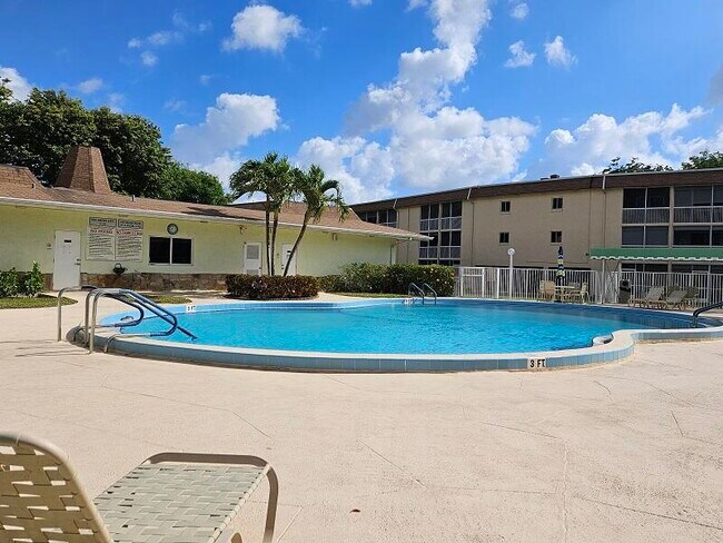 Building Photo - 700 Village Green Ct