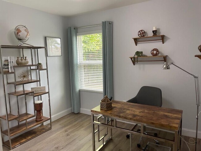 Building Photo - 690 Hadley Pl E