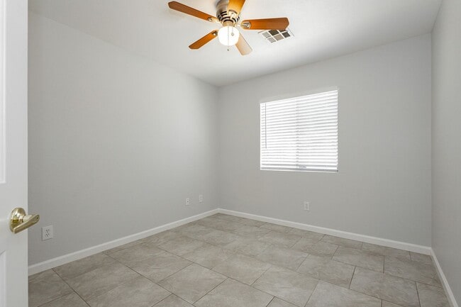 Building Photo - Peccole Ranch 3 Bed 2 Bath Gated Ascot Park Beauty